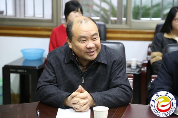 图为沈从文纪念馆副馆长李端生教授发言翁凯摄